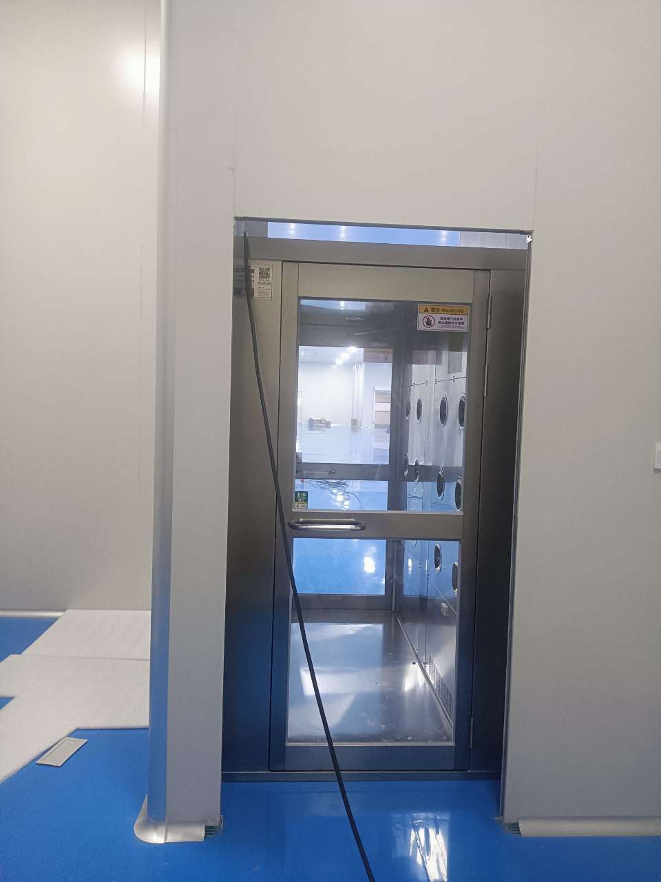 山东众合净化工程有限公司风淋室安装现场