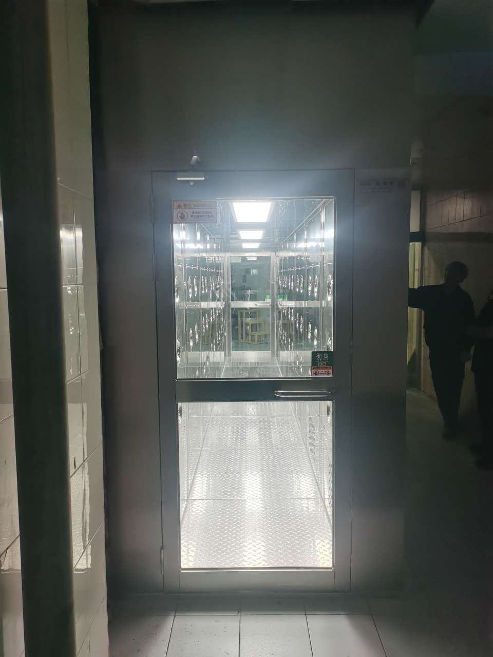 青岛鲜佰客食品科技有限公司安装风淋室完工